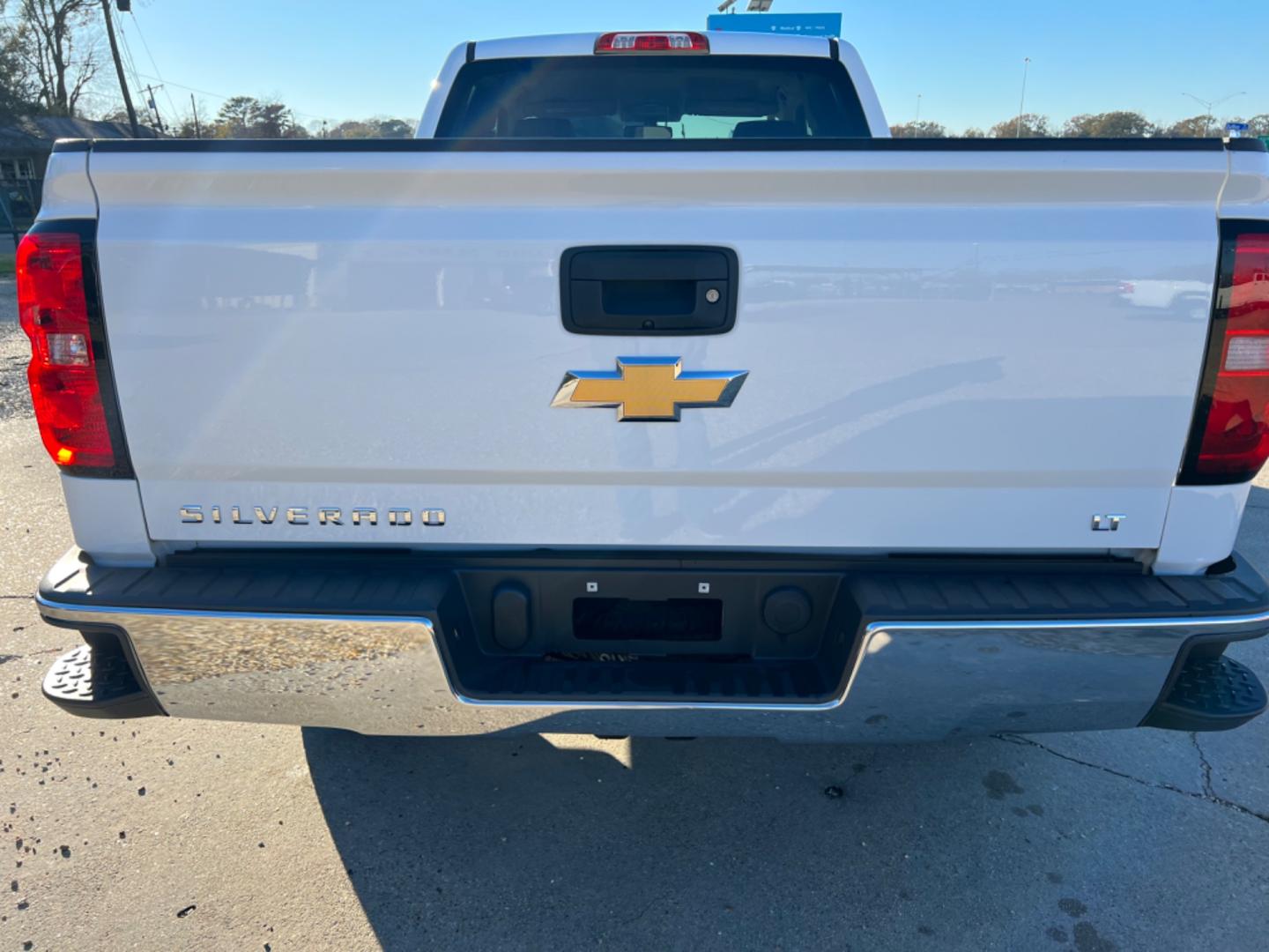 2017 White /Gray Chevrolet Silverado 1500 LT (1GCRCREC7HZ) with an 5.3L V8 engine, Automatic transmission, located at 4520 Airline Hwy, Baton Rouge, LA, 70805, (225) 357-1497, 30.509325, -91.145432 - 2017 Chevy Silverado Double Cab 5.3 V8 Gas, 6 1/2 Ft Bed, 187K Miles, Power Windows, Locks & Mirrors, Backup Camera. NO IN HOUSE FINANCING. FOR INFO PLEASE CONTACT JEFF AT 225 357-1497 CHECK OUT OUR A+ RATING WITH THE BETTER BUSINESS BUREAU WE HAVE BEEN A FAMILY OWNED AND OPERATED BUSINESS AT THE SA - Photo#6